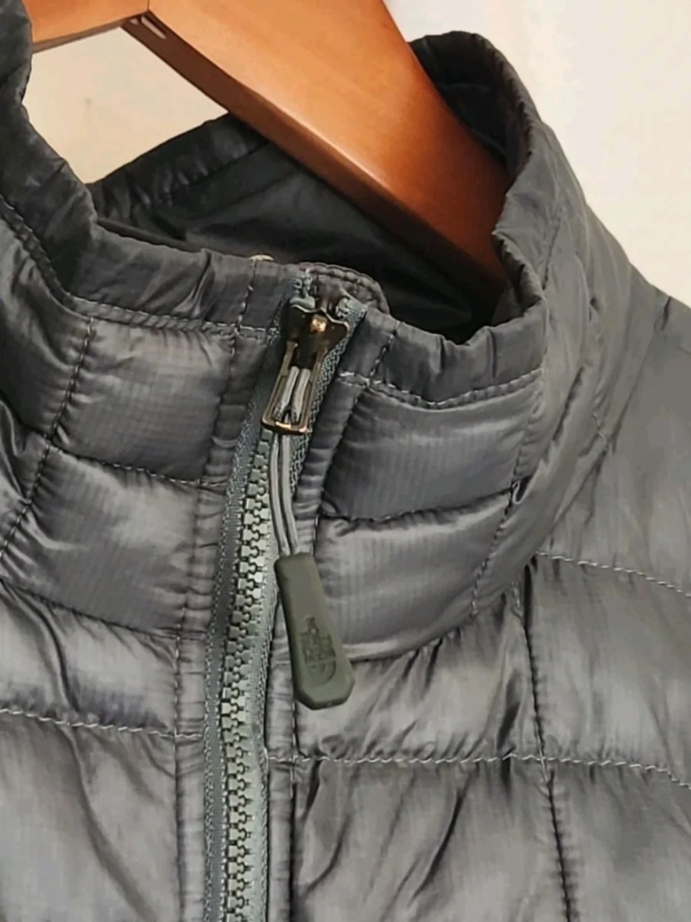 The North Face Men's L Lightweight Quilted Jacket in Olive Green